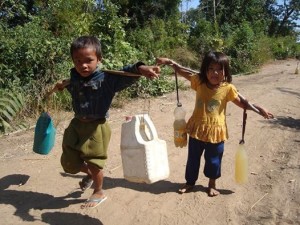 s. 12. Bagside. børn bærer vand